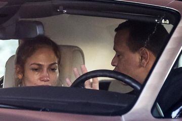 Enero 4, 2020. Los Angeles, CA. Jennifer Lopez y Alex Rodriguez. discutiendo en el auto antes de ingresar al gym.