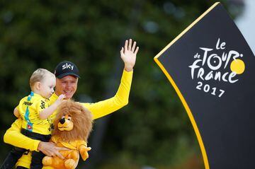 The 103-km Stage 21 from Montgeron to Paris Champs-Elysees, France - July 23, 2017 - Team Sky rider and yellow jersey Chris Froome of Britain celebrates his overall win with his son Kellan on the podium. REUTERS/Christian Hartmann TPX IMAGES OF THE DAY