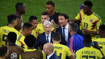 Jos&eacute; P&eacute;kerman y los jugadores de la Selecci&oacute;n Colombia antes de los penales ante Inglaterra por los octavos de final del Mundial de Rusia 2018