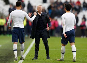 José Mourinho congratulates his  Tottenham players on the whistle.