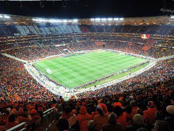 This general view shows the crowd watching during the 2010 World Cup football final between the Netherlands and Spain on July 11, 2010 at Soccer City stadium in Soweto, suburban Johannesburg.   NO PUSH TO MOBILE / MOBILE USE SOLELY WITHIN EDITORIAL ARTICLE     AFP PHOTO / Monirul Bhuiyan MUNDIAL SURAFRICA 2010 FINAL  HOLANDA - ESPA&Atilde;A  PANORAMICA VISTA GENRAL ESTADIO DEL SOCCER CITY PUBLICADA 16/07/10 NA MA20 6COL PUBLICADA 16/07/10 NA MA01 1COL