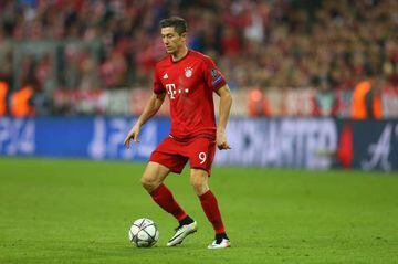 MUNICH, GERMANY - MAY 03: Robert Lewandowski of Bayern Muenchen runs with the ball during the UEFA Champions League semi final second leg match between FC Bayern Muenchen and Club Atletico de Madrid at Allianz Arena on May 3, 2016 in Munich, Germany. (Pho