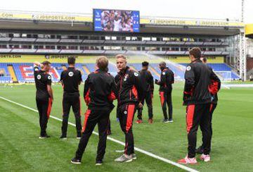 Football Soccer Britain - Crystal Palace v AFC Bournemouth - Premier League - Selhurst Park - 27/8/16 Bournemouth players watch Tottenham Hotspur vs Liverpool on the big screen inside the stadium before the game