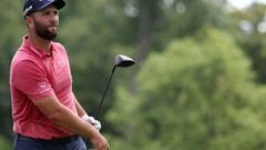 El golfista español Jon Rahm golpea una bola durante la última jornada del BMW Championship en el Wilmington Country Club.