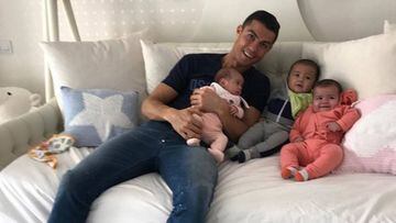 Cristiano Ronaldo con sus tres hijos peque&ntilde;os, los mellizos Eva y Mateo y Alana Martina