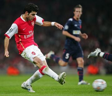 Cesc Fábregas and Theo Walcott both scored twice in Arsenal's 7-0 win.