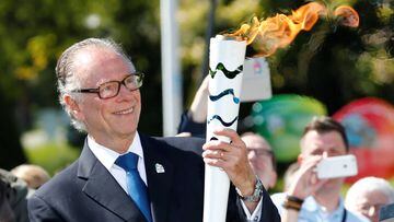 Carlos Arthur Nuzman, presidente del Comit&eacute; Organizador de Rio 2016, posa con la antorcha ol&iacute;mpica.