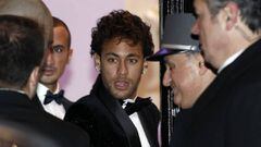 Neymar llega a la discoteca en la que celebr&oacute; ayer su cumplea&ntilde;os. 