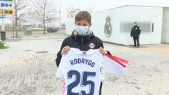 El detallazo de Rodrygo por Navidad: paró para regarle una camiseta firmada a un niño