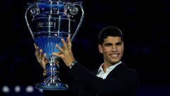 Carlos Alcaraz exhibe el trofeo que le acredita como el número uno del tenis mundial en 2022.