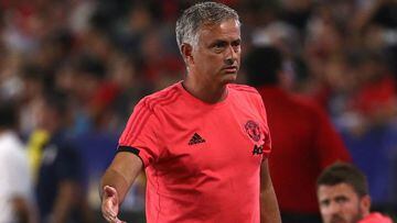 Mourinho fears "difficult season" for Manchester United