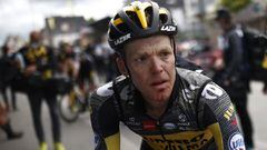 El ciclista neerland&eacute;s Steven Kruijswijk llega a meta tras una ca&iacute;da en la tercera etapa del Tour de Francia 2021 con final en Pontivy.