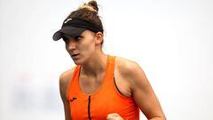 La tenista española Rebeka Masarova celebra un punto durante su partido ante Sloane Stephens en el Torneo de Auckland.