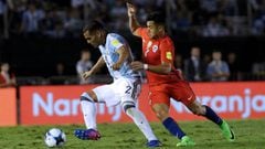 Gabriel Mercado protege el bal&oacute;n ante Alexis S&aacute;nchez en un Argentina-Chile de clasificaci&oacute;n para el Mundial 2018 disputado en marzo de 2017.