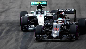 A Rosberg le llevó poco tiempo superar a Alonso tras la salida de Montreal.