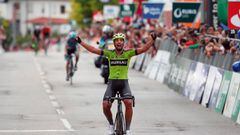 El ciclista del Euskadi-Murias H&eacute;ctor S&aacute;ez celebra su victoria en la sexta etapa de la Volta a Portugal.