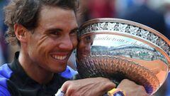 Rafael Nadal posa con el trofeo de Roland Garros.