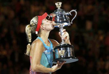 Angelique Kerber besa el trofeo de campeona del Abierto de Australia.