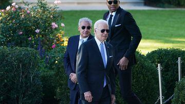El presidente de Estados Unidos, Joe Biden, El copropietario de Milwaukee Bucks, Marc Lasry, y Giannis Antetokounmpo llegando al evento.