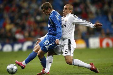 Arshavin y Cannavaro disputan un balón en el Real Madrid-Zenit en el Bernabéu.