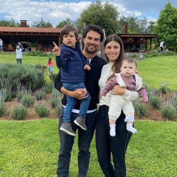 Carola y son padres de dos pequeños. Sergio Pérez Jr., su primer hijo, quien nació en Diciembre de 2017, y Carlota, quien se unió a la familia en Septiembre del 2019.

