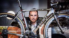 El ciclista alem&aacute;n John Degenkolb posa con su nueva bicicleta Trek con tintes metalizados.