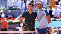 Los tenistas espa&ntilde;oles Carlos Alcaraz y Rafa Nadal posan antes de su partido de cuartos de final en el Mutua Madrid Open.