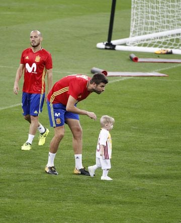 El hijo Sergio Ramos, Marco, con Gerard Piqué.