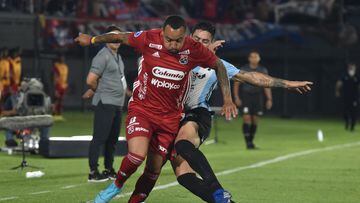 Colombia's Independiente Medellin Felipe Pardo (L) and Paraguay's Guaire�a Joel Jim�nez vie for the ball during their Sudamericana Cup group stage first leg football match, at the Defensores del Chaco stadium in Asuncion on April 7, 2022. (Photo by NORBERTO DUARTE / AFP)