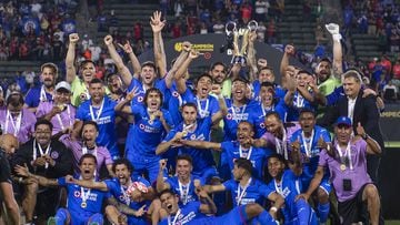 <br><br>

Julio Cesar Dominguez levanta el trofeo de Campeon junto a jugadores de Cruz Azul durante el partido Atlas vs Cruz Azul, correspondiente a la Supercopa de la Liga BBVA MX (Campeon de Campeones), en el Estadio Dignity Health Sports Park, el 26 de junio de 2022.