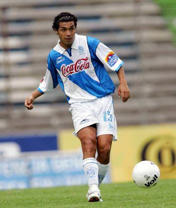 El originario de Monterrey en ese momento militaba para Tigres, club en el cual debutó en 1995, posterior a ello pasó por equipos como Jaguares de Chiapas, Puebla y Morelia en la Primera División