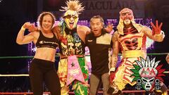 Dalys y el Negro Casas posan con Pentagón Jr. y Psycho Clown en el ring de Querétaro.