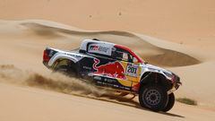Al Attiyah con el Toyota durante la Etapa 2 del Abu Dhabi Desert Challenge.