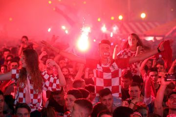 Zagreb (Croatia), 07/07/2018.- Supporters of Croatia celebrate as they watch the broadcast of the FIFA World Cup 2018 quarter final match between Russia and Croatia in central Zagreb, Croatia, 07 July 2018. Croatia won 4-3 on penalties. (Croacia, Mundial 
