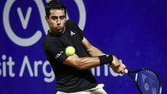 El tenista espa&ntilde;ol Jaume Munar devuelve una bola durante su partido ante Diego Schwartzman en el Argentina Open de Buenos Aires.