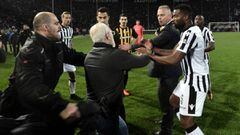 El presidente del PAOK amenaza al &aacute;rbitro durante el partido frente al AEK de la Superliga griega. 