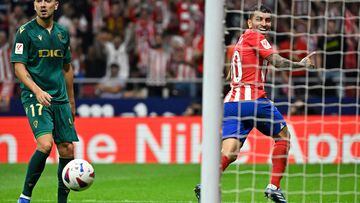 Atletico Madrid's Argentinian forward #10 Angel Correa (R) celebrtaes scoring his team's third goal during the Spanish Liga football match between Club Atletico de Madrid and Cadiz CF at the Metropolitano stadium in Madrid on October 1, 2023. (Photo by JAVIER SORIANO / AFP)