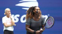 NEW YORK, NEW YORK - AUGUST 28:  Rennae Stubbs  coaches Serena Williams during practice in preparation for the 2022 US Open at USTA Billie Jean King National Tennis Center on August 28, 2022 in the Queens borough of New York City. (Photo by Matthew Stockman/Getty Images)