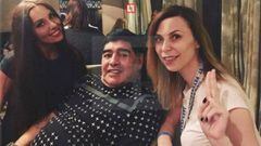 Diego Armando Maradona junto con Ekaterina (de negro)