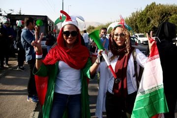 Seguidoras iraníes con banderas en los alrededores del Estadio Azazi en Teherán para ver desde dentro del estadio el partido entre Irán y Camboya de fase de clasificación para el Mundial de 2022.