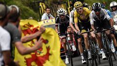 S[ectators cheer as (From L) Netherlands&#039; Tom Dumoulin, Great Britain&#039;s Christopher Froome (Partly hidden), Great Britain&#039;s Geraint Thomas, wearing the overall leader&#039;s yellow jersey, and Colombia&#039;s Egan Bernal ride during the 17t