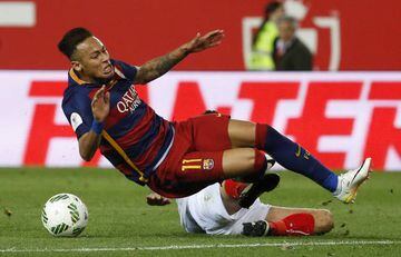Banega fouls Neymar