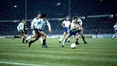13 May 1980 Wembley : International Football Friendly Match England v Argentina : Diego Maradona runs with the ball into the England penalty area where he is challenged by Kenny Sansom: Photo (photo by Mark Leech/Offside/Getty Images).