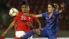 La jugadora de Chile Maria Jose Urrutia disputa el balon contra Daniela Montoya de Colombia.