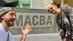 El youtuber Sergio Lucea se&ntilde;ala con la mano el muro del MACBA de Barcelona. 