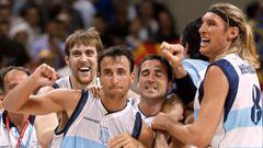 Scola, Hermann, Gin&oacute;bili, Oberto... Atenas 2004 supuso el fin del dominio estadounidense y el triunfo de la generaci&oacute;n de oro del baloncesto argentino.