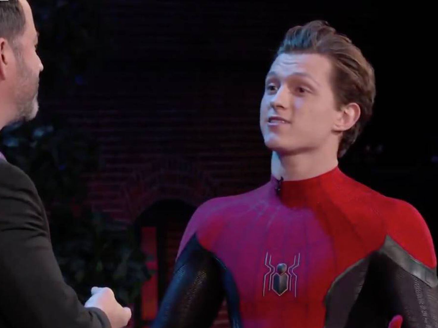 cúbico Contradicción Tecnología Tom Holland se viste con el nuevo traje de Spider-Man: Lejos de casa -  Tikitakas