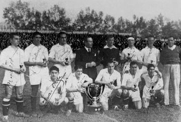 Foto del Sevilla campeón de Liga en 1946. El tercero por la izquierda es Antunez.