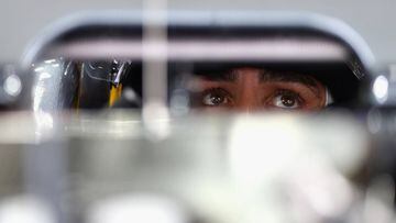 Los ojos de Fernando Alonso reflejados en el retrovisor de su McLaren.