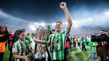 SEVILLA, SPAIN - APRIL 23: Joaquin Sanchez of Real Betis with the Copa del Rey Trophy during the Spanish Copa del Rey  match between Real Betis Sevilla v Valencia at the Estadio La Cartuja on April 23, 2022 in Sevilla Spain (Photo by David S. Bustamante/Soccrates/Getty Images)